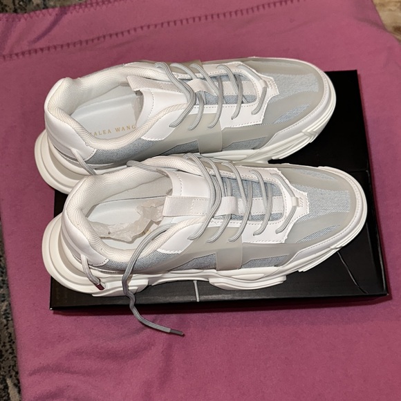 Women’s or girls sneakers size 8 - Picture 2 of 4